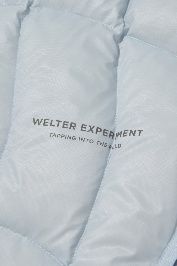 AIRQUILT MIDWEIGHT PERTEX 다운 재킷_스카이 블루는 등산, 아웃도어 활동, 일상에서 활용 가능한 다운 자켓입니다. 700FP 다운 충전재와 방수, 방풍 기능을 갖춰 겨울철 추위로부터 몸을 보호합니다. 스카이 블루 컬러의 무지 디자인으로 스포티하고 미니멀한 스타일을 연출하며, 후드 조절, 3M 리플렉티브 스트링, 리플렉티브 프린트, 지퍼풀러 등의 디테일이 돋보입니다. 투웨이 지퍼와 긴 소매, 밑단 스트링으로 활동성을 높였으며, 고프코어 스타일을 즐겨 입는 분들께도 추천합니다.
