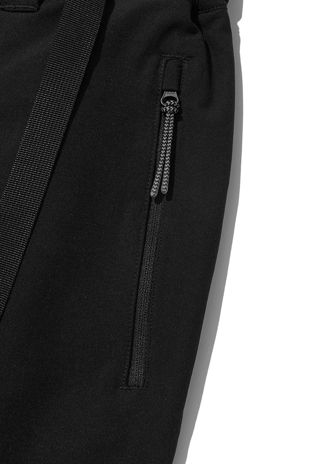 KINETIC HIKE+ PANTS_BLACK (키네틱 하이크 플러스 팬츠_블랙)는 하이킹과 등산에 적합한 남녀 공용 등산 바지입니다. 봄, 가을, 겨울 계절에 착용 가능하며, 스포티한 스타일을 연출합니다. 블랙 및 그레이 색상으로 출시되었으며, 나일론과 폴리우레탄 혼방 소재로 제작되어 부드러운 촉감을 선사합니다. 레귤러 핏의 긴 기장 바지로, 안감은 플리스, 허리 밴딩 및 사이즈 조절 기능이 있습니다. 양쪽 지퍼 포켓, 밑단 통풍구, 무릎 다트 디테일, YKK 지퍼, 3M 반사 스트링, 반사 프린트, 로고 반사 프린트 등의 디테일이 돋보입니다.
