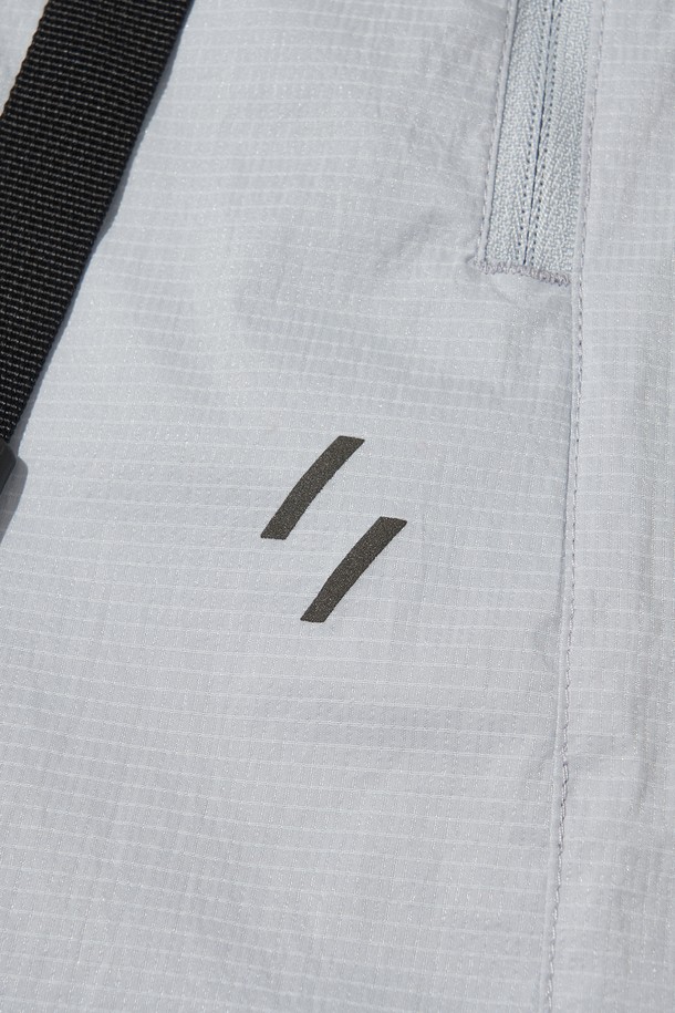 VENTHRA HIKE SKIRT_스카이 블루는 여성용 하이킹 스커트로, 스포티하고 캐주얼한 스타일을 연출합니다. 봄, 여름, 가을, 겨울 사계절 모두 착용 가능하며, 방풍, 방수, 경량, 발수 기능을 갖춰 아웃도어 활동에 적합합니다. 나일론과 폴리에스테르 혼방 소재로 제작되어 뻣뻣한 촉감을 주며, A라인 핏으로 편안함을 더합니다. YKK 지퍼, 리플렉티브 로고 및 지퍼 풀러, 버클과 버튼 잠금장치, 사이드 지퍼 포켓, 조절 가능한 허리 사이즈, 메쉬 안감 등 다양한 기능성 디테일이 돋보입니다. 등산, 백패킹, 일상, 여행 등 다양한 TPO에 활용할 수 있는 실용적인 아이템입니다.
