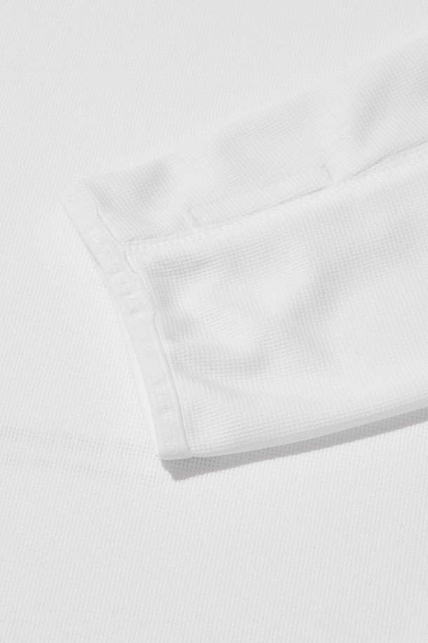 브리사 풀오버 후디_화이트는 남녀 공용으로, 스포츠 및 일상에서 모두 활용 가능한 후드티셔츠입니다. 가볍고 시원한 착용감을 제공하는 얇은 두께의 폴리에스테르 소재로 제작되었으며, UV 차단, 속건, 냉감 기능을 갖춰 쾌적함을 유지합니다. 에어로울 기능성 소재와 심리스 커팅 기법, 소매단 손구멍, 겨드랑이 및 후드 뒷면 통기성 디테일이 특징입니다. 스포티, 캐주얼, 미니멀한 스타일을 연출하며, 피트니스룩과 러닝룩에 적합합니다.
