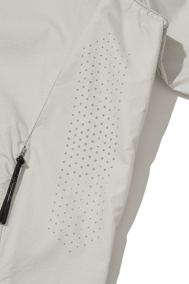 SYLPHID (실피드) 통기성 윈드브레이커 재킷_라이트 그레이는 등산과 일상에서 활용하기 좋은 공용 윈드브레이커입니다. 봄, 여름, 가을 세 계절에 걸쳐 입을 수 있으며, 스포티한 스타일을 연출합니다. 가볍고 시원한 착용감을 위해 얇은 두께와 나일론 소재를 사용했으며, 방풍, 통기, 발수 기능을 갖췄습니다. 레귤러 핏에 집업 스타일로, 후드와 밑단 스트링 조절, 등판 및 겨드랑이 통풍구, 소매 손가락 홀, 반사 프린트 디테일이 적용되어 활동성을 높였습니다. 라이트 그레이 컬러의 무지 디자인으로 어떤 옷에도 쉽게 매치할 수 있습니다.
