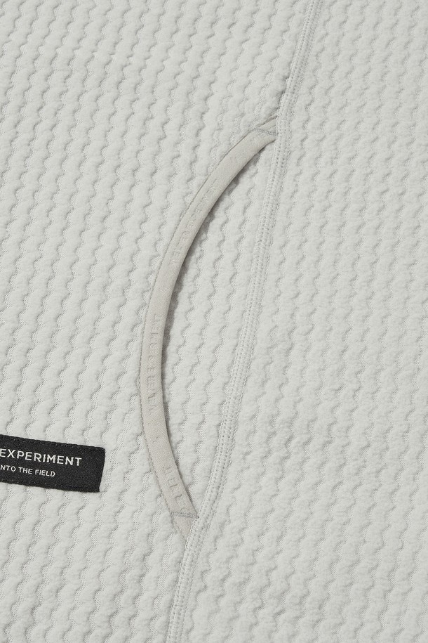 CALORA 플리스 풀 집_화이트는 등산, 아웃도어 활동은 물론 일상에서도 활용하기 좋은 플리스 재킷입니다. 부드러운 촉감의 플리스 소재와 두꺼운 두께감으로 뛰어난 보온성과 방풍 기능을 제공하며, 봄, 가을, 겨울 세 계절 모두 착용 가능합니다. 자카드 및 웨이브 패턴 디자인에 레귤러핏으로 제작되어 캐주얼, 스포티한 무드를 연출하며, 양면 브러싱 처리로 부드러움을 더했습니다. 가슴 포켓, 소매 핑거홀, 투웨이 지퍼, 3M 반사 소재 드로우스트링 등의 디테일이 돋보이며, 가을 나들이룩, 등산룩에 잘 어울립니다.
