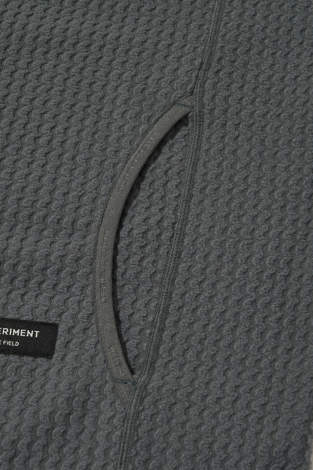 CALORA 플리스 풀 집업 (차콜)은 가을, 겨울철 일상과 아웃도어 활동에 적합한 플리스 자켓입니다. 부드러운 촉감의 폴리에스테르 플리스 소재로 제작되었으며, 보온성과 경량성을 갖춘 두꺼운 두께감의 레귤러핏 자켓입니다. 스포티, 캐주얼, 고프코어 스타일을 연출할 수 있으며, 자카드 패턴이 특징입니다. 가슴 포켓, 소매 손구멍 디테일, 밑단 드로우스트링, 투웨이 지퍼, 3M 반사 드로우스트링, 앞뒤 자수 로고, 반사 지퍼 풀러, 겨드랑이 무봉제, 3포켓 디자인 등 다양한 디테일이 돋보입니다. 등산룩, 가을 나들이룩, 겨울 데일리룩에 활용하기 좋습니다.
