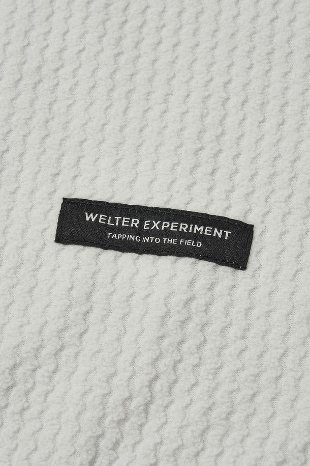 CALORA 플리스 후드 풀오버_화이트는 캐주얼 및 스포티한 스타일을 연출하며, 고프코어룩에도 잘 어울립니다. 부드러운 플리스 안감과 두꺼운 두께로 가을, 겨울철 보온과 방한에 탁월하며, 흡습 기능까지 갖춰 쾌적함을 유지합니다. 웨이브 플리스 자카드 패턴과 레귤러핏 디자인이 특징이며, 전체 얼굴을 덮는 후드와 소매 손가락 홀, 사이드 지퍼 디테일이 개성 있습니다. 앞뒤 로고 자수와 반사 지퍼 풀러, YKK 지퍼 사용으로 기능성과 디자인을 모두 만족시키는 아이템입니다. 데일리룩, 캠핑룩, 등산룩 등 다양한 TPO에 활용하기 좋습니다.
