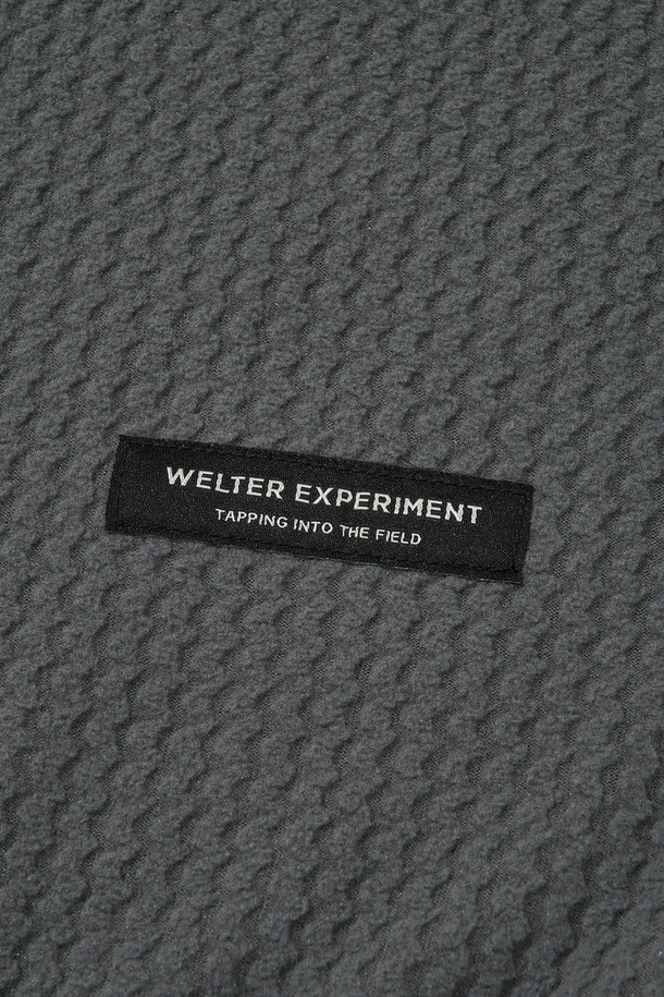 CALORA 플리스 후드 풀오버_차콜은 일상과 아웃도어 활동에 적합한 남녀 공용 후드 풀오버입니다. 봄, 가을, 겨울 계절에 착용하기 좋으며, 캐주얼 및 스포티한 스타일을 연출할 수 있습니다. 부드러운 촉감의 플리스 안감과 중간 두께감으로 보온성과 통기성을 동시에 갖췄습니다. 3D 자카드 구조, 양면 브러쉬드 플리스, 사이드 지퍼 디테일, 손가락 홀 커프스, 겨드랑이 무셋 디테일, 반사 지퍼 풀러, YKK 지퍼, 앞면 후드 자수 등의 특징을 가지고 있습니다. 등산룩, 캠핑룩, 겨울 데일리룩, 고프코어 스타일을 즐기는 분들께 추천합니다.
