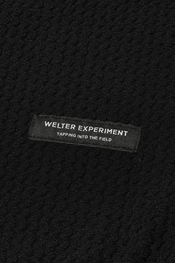 CALORA 플리스 후드 풀오버 블랙은 일상과 아웃도어 활동에 적합한 공용 후드티셔츠입니다. 봄, 가을, 겨울, 세 계절 모두 착용 가능하며, 스포티, 캐주얼, 고프코어 스타일을 연출할 수 있습니다. 3D 자카드 구조, 손가락 홀 디테일, YKK 지퍼, 리플렉티브 지퍼 풀러 등의 특징과 플리스 안감으로 보온성과 방풍 기능을 제공합니다. 레귤러핏, 긴소매, 후드 네크라인, 두꺼운 두께감과 부드러운 촉감으로 편안하게 착용 가능하며, 등산룩, 캠핑룩, 겨울 데일리룩으로 활용하기 좋습니다.
