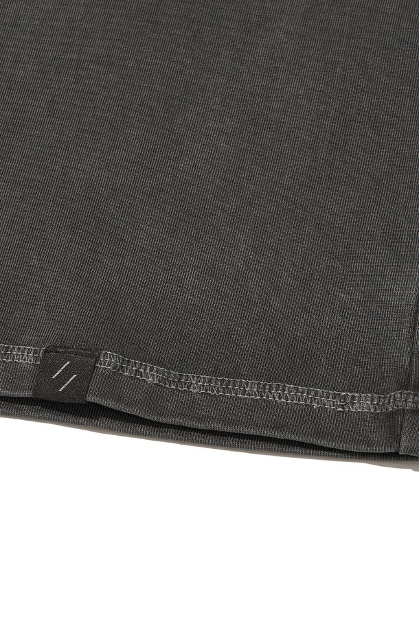 차콜 컬러의 OVERDYED TRAIL STITCH 롱 슬리브 티셔츠입니다. 부드러운 면 소재로 제작되었으며, 피그먼트 염색과 바이오워싱 처리로 빈티지하면서도 세련된 스타일을 연출합니다. 앞뒤 로고 프린트와 3-니들 5-스레드 커버스티치 디테일이 특징이며, 255gsm의 중량감으로 겨울 데일리룩에 적합합니다. 긴 소매 기장과 레귤러 핏으로 캐주얼, 클래식, 미니멀 룩을 즐길 수 있습니다. 내구성이 뛰어난 컬러감으로 오랫동안 착용할 수 있습니다.
