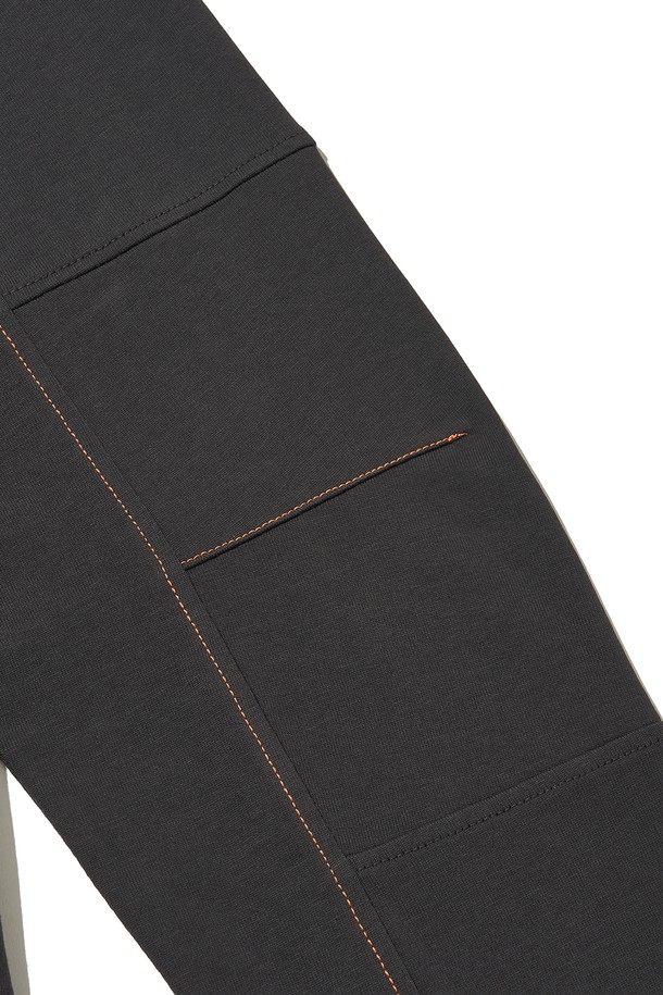 차콜 색상의 CONTRAST STITCH PANEL SLEEVES 티셔츠입니다. 캐주얼, 미니멀, 클래식 스타일을 추구하는 분들을 위한 제품으로, 일상과 산책 시 편안하게 착용할 수 있습니다. 280gsm의 두꺼운 면 소재로 제작되어 부드러운 촉감을 선사하며, 앞면 로고 프린트와 뒷면 아트워크 프린트가 특징입니다. 소매 패널 디자인과 대비 스티치 디테일이 돋보이며, 바이오워싱 처리로 완성도를 높였습니다. 라운드넥, 긴 소매, 레귤러 기장의 캐주얼 핏 티셔츠입니다.
