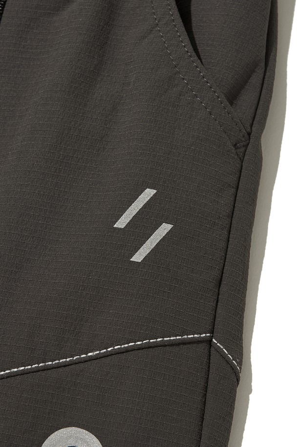 VENT HIKE+ PANTS_CHARCOAL (벤트 하이크 플러스 팬츠_차콜)는 하이킹, 등산, 일상에서 폭넓게 활용 가능한 공용 등산 바지입니다. 차콜 블랙 컬러의 무지 디자인으로, 스포티한 스타일을 연출하며, 간절기 및 겨울철에 적합합니다. 나일론과 폴리우레탄 혼방의 두꺼운 소재에 기모 안감을 더해 부드러운 촉감을 제공하며, 레귤러핏으로 편안한 착용감을 선사합니다. 방수, 통기, 보온 기능을 갖췄으며, 벤틸레이션 트임, 드로우스트링, 재귀반사 디테일 (프린트, 스티치, 지퍼)을 더해 기능성과 안전성을 높였습니다. 겨울 데일리룩, 캠핑룩 등 다양한 TPO (Time, Place, Occasion)에 맞춰 스포티, 고프코어, 캐주얼 스타일을 완성할 수 있습니다.
