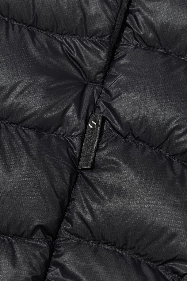 THERMOTRAIL LIGHTWEIGHT PERTEX DOWN 재킷_블랙은 남녀 모두 착용 가능한 아웃도어 및 일상용 다운 재킷입니다. 겨울과 간절기에 적합하며, 스포티하고 캐주얼한 스타일을 연출합니다. 무지 디자인에 레귤러핏, 투웨이 지퍼, 긴소매가 특징이며, 두꺼운 두께감으로 보온성을 높였습니다. 방수, 방풍, 보온, 경량 기능과 부드러운 촉감을 제공하며, 후드, 패커블 기능, 리플렉티브 프린트 및 지퍼 풀러 로고, 패커블 파우치를 포함합니다. 여행룩과 등산룩에 적합하며, 미니멀한 스타일 연출에도 좋습니다.
