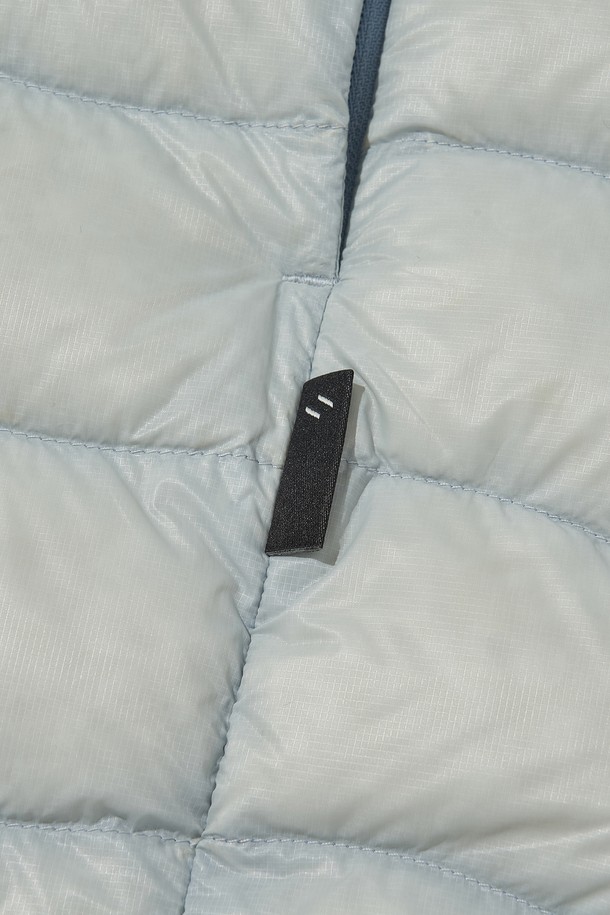 THERMOTRAIL LIGHTWEIGHT PERTEX 다운 재킷_라이트 그레이는 가볍고 따뜻한 겨울 및 환절기용 다운 재킷입니다. 700FP 덕다운 충전재와 발수, 방풍, 방수 기능을 갖춰 아웃도어 활동은 물론 일상에서도 활용하기 좋습니다. 레귤러핏으로 제작되었으며, 투웨이 지퍼와 후드 스트링, 밑단 스트링, 포켓 지퍼 디테일로 편의성을 높였습니다. 3M 리플렉티브 디테일로 야간에도 안전하며, 수납용 파우치가 포함되어 패커블하게 보관할 수 있습니다. 라이트 그레이, 블랙, 스카이 그레이 3가지 색상으로 출시되어, 여행, 등산, 캠핑 등 다양한 TPO에 스포티, 캐주얼, 미니멀 스타일로 연출하기 좋습니다.
