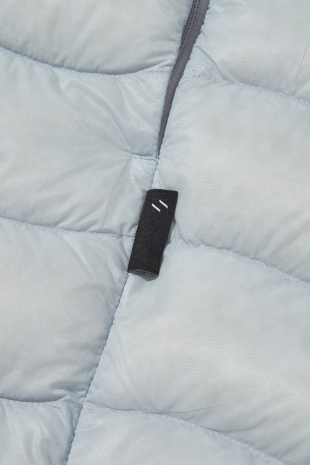 THERMOTRAIL LIGHTWEIGHT PERTEX DOWN 재킷_스카이 블루는 아웃도어 및 일상 활동에 적합한 남녀 공용 다운 재킷입니다. 스카이 블루, 블랙, 라이트 그레이 세 가지 색상으로 출시되었으며, 2-way 지퍼 여밈 방식과 레귤러핏으로 편안한 착용감을 제공합니다. 방수, 방풍 기능을 갖춘 경량 제품으로, 700FP 덕다운 충전재와 3M 리플렉티브 디테일이 특징입니다. 후드 스트링, 지퍼 포켓, 수납용 파우치를 포함하여 실용성을 높였으며, 여행룩과 스포티, 캐주얼, 미니멀 스타일을 모두 소화할 수 있습니다. 환절기 및 겨울철에 적합한 두꺼운 두께감의 긴소매 재킷입니다.
