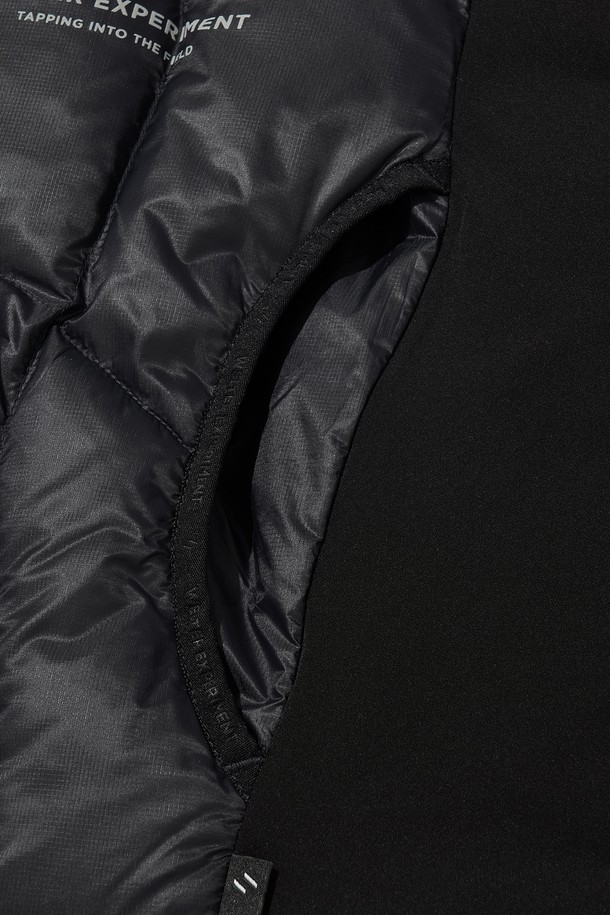 AIRQUILT (에어퀼트) 미드웨이트 PERTEX (퍼텍스) 다운 재킷_블랙은 등산, 아웃도어, 일상생활에서 활용하기 좋은 남녀 공용 다운 재킷입니다. 미니멀하고 스포티한 스타일로, 가을과 겨울에 따뜻하게 착용할 수 있습니다. PERTEX QUANTUM (퍼텍스 퀀텀) 리사이클 나일론 소재를 사용하여 방수, 방풍 기능을 갖췄으며, 700FP 덕다운 충전재로 보온성을 높였습니다. 퀄팅 디자인과 레귤러핏으로 제작되었으며, YKK 지퍼, 투웨이 지퍼, 3M 반사 스트링 후드 및 밑단 디테일로 기능성과 디자인을 모두 잡았습니다.
