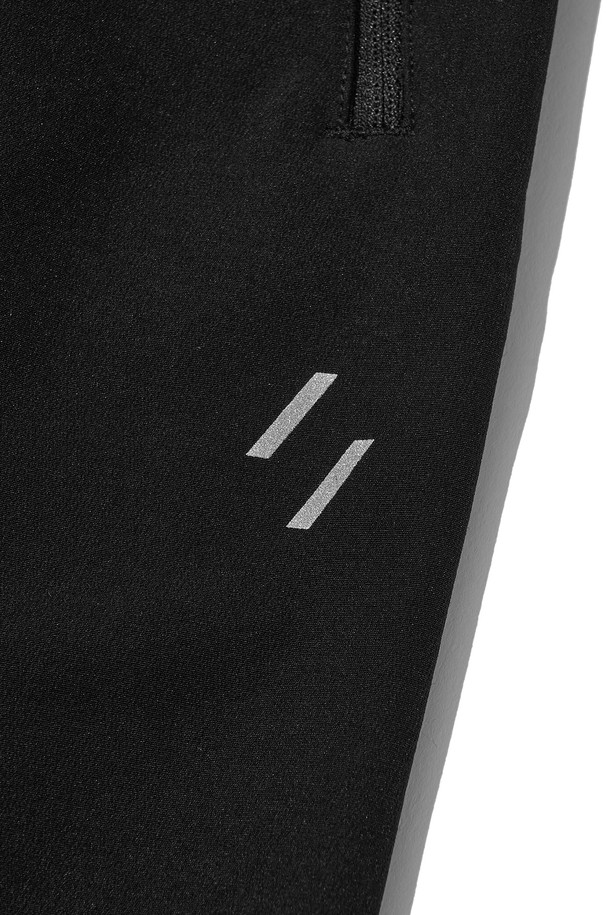 KINETIC HIKE+ PANTS_BLACK (키네틱 하이크 플러스 팬츠_블랙)는 하이킹과 등산에 적합한 남녀 공용 등산 바지입니다. 봄, 가을, 겨울 계절에 착용 가능하며, 스포티한 스타일을 연출합니다. 블랙 및 그레이 색상으로 출시되었으며, 나일론과 폴리우레탄 혼방 소재로 제작되어 부드러운 촉감을 선사합니다. 레귤러 핏의 긴 기장 바지로, 안감은 플리스, 허리 밴딩 및 사이즈 조절 기능이 있습니다. 양쪽 지퍼 포켓, 밑단 통풍구, 무릎 다트 디테일, YKK 지퍼, 3M 반사 스트링, 반사 프린트, 로고 반사 프린트 등의 디테일이 돋보입니다.
