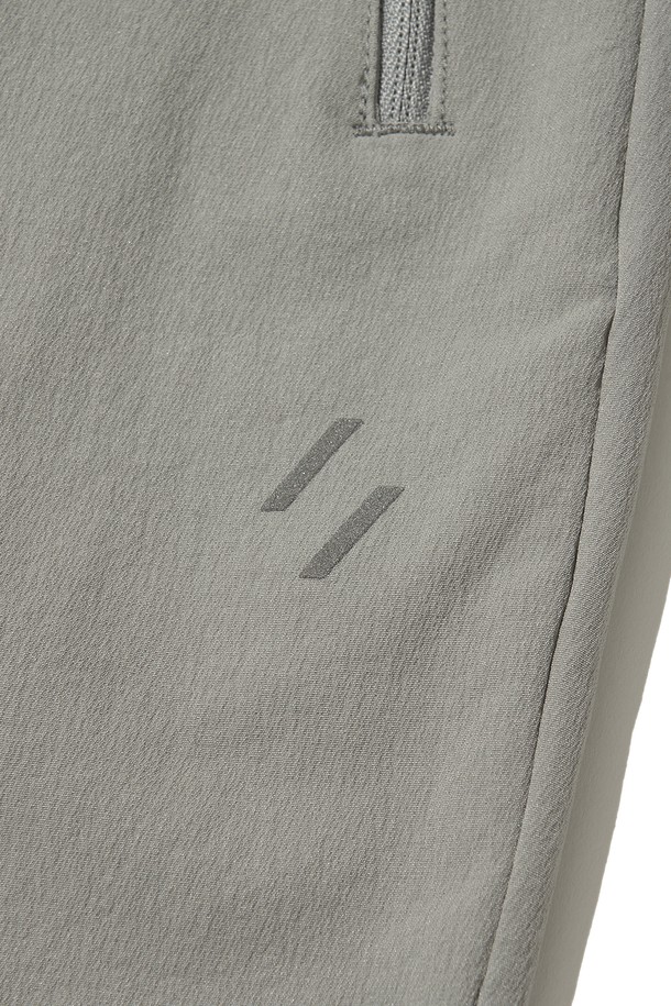 KINETIC HIKE+ PANTS (키네틱 하이크 플러스 팬츠)는 하이킹과 등산에 적합한 남녀 공용 등산 바지입니다. 라이트 그레이와 라이트 블랙 두 가지 색상으로 출시되었으며, 봄, 가을, 겨울 계절에 착용하기 좋습니다. 나일론과 폴리우레탄 혼방 소재로 제작되어 부드러운 촉감과 신축성을 제공하며, 방수 및 통기 기능으로 쾌적한 착용감을 선사합니다. 레귤러핏 디자인에 무릎 다트 컷, 양쪽 지퍼 포켓, 밑단 조절 기능, 3M 반사 드로우스트링, 반사 로고 프린트, 반사 지퍼 풀러 등 다양한 디테일이 돋보입니다. 플리스 안감 처리로 보온성을 높였으며, 스포티, 고프코어, 캐주얼 스타일의 등산룩, 캠핑룩, 가을 나들이룩에 활용하기 좋습니다.
