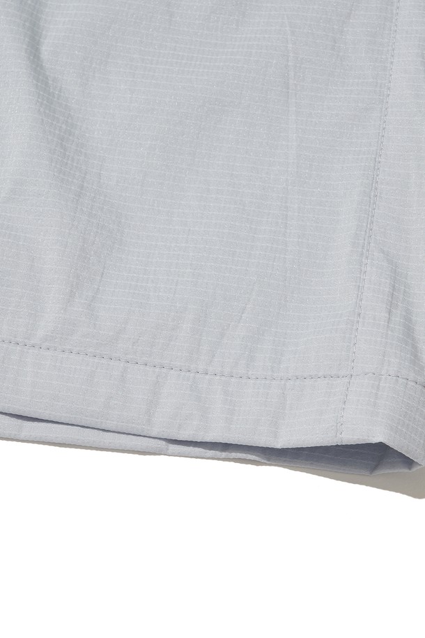 VENTHRA HIKE SKIRT_스카이 블루는 여성용 하이킹 스커트로, 스포티하고 캐주얼한 스타일을 연출합니다. 봄, 여름, 가을, 겨울 사계절 모두 착용 가능하며, 방풍, 방수, 경량, 발수 기능을 갖춰 아웃도어 활동에 적합합니다. 나일론과 폴리에스테르 혼방 소재로 제작되어 뻣뻣한 촉감을 주며, A라인 핏으로 편안함을 더합니다. YKK 지퍼, 리플렉티브 로고 및 지퍼 풀러, 버클과 버튼 잠금장치, 사이드 지퍼 포켓, 조절 가능한 허리 사이즈, 메쉬 안감 등 다양한 기능성 디테일이 돋보입니다. 등산, 백패킹, 일상, 여행 등 다양한 TPO에 활용할 수 있는 실용적인 아이템입니다.
