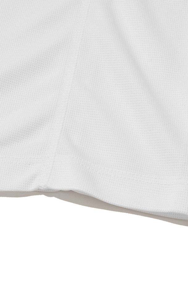 브리사 풀오버 후디_화이트는 남녀 공용으로, 스포츠 및 일상에서 모두 활용 가능한 후드티셔츠입니다. 가볍고 시원한 착용감을 제공하는 얇은 두께의 폴리에스테르 소재로 제작되었으며, UV 차단, 속건, 냉감 기능을 갖춰 쾌적함을 유지합니다. 에어로울 기능성 소재와 심리스 커팅 기법, 소매단 손구멍, 겨드랑이 및 후드 뒷면 통기성 디테일이 특징입니다. 스포티, 캐주얼, 미니멀한 스타일을 연출하며, 피트니스룩과 러닝룩에 적합합니다.
