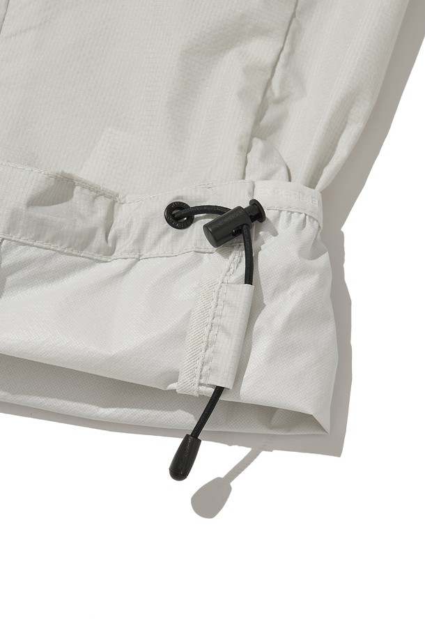 SYLPHID (실피드) 통기성 윈드브레이커 재킷_라이트 그레이는 등산과 일상에서 활용하기 좋은 공용 윈드브레이커입니다. 봄, 여름, 가을 세 계절에 걸쳐 입을 수 있으며, 스포티한 스타일을 연출합니다. 가볍고 시원한 착용감을 위해 얇은 두께와 나일론 소재를 사용했으며, 방풍, 통기, 발수 기능을 갖췄습니다. 레귤러 핏에 집업 스타일로, 후드와 밑단 스트링 조절, 등판 및 겨드랑이 통풍구, 소매 손가락 홀, 반사 프린트 디테일이 적용되어 활동성을 높였습니다. 라이트 그레이 컬러의 무지 디자인으로 어떤 옷에도 쉽게 매치할 수 있습니다.
