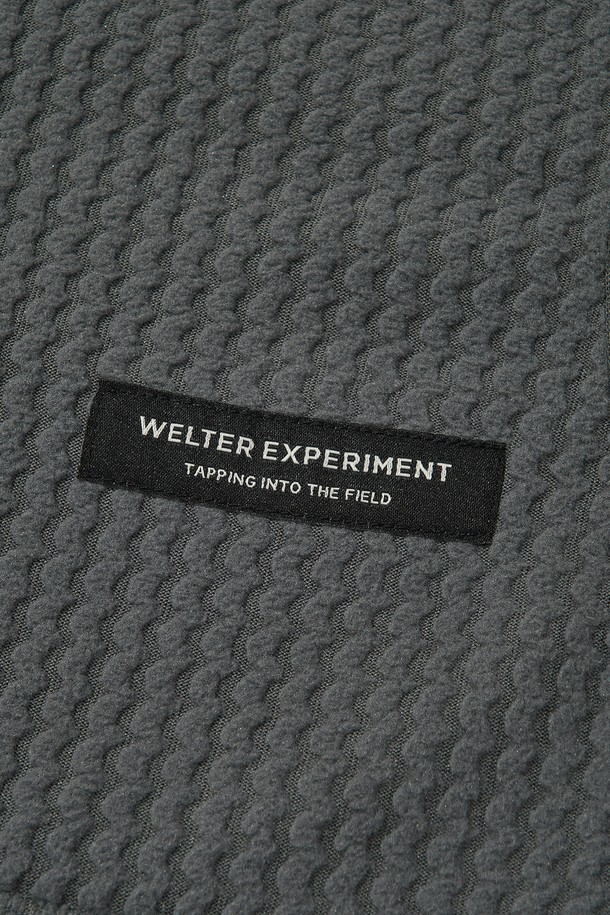 CALORA 플리스 풀 집업 (차콜)은 가을, 겨울철 일상과 아웃도어 활동에 적합한 플리스 자켓입니다. 부드러운 촉감의 폴리에스테르 플리스 소재로 제작되었으며, 보온성과 경량성을 갖춘 두꺼운 두께감의 레귤러핏 자켓입니다. 스포티, 캐주얼, 고프코어 스타일을 연출할 수 있으며, 자카드 패턴이 특징입니다. 가슴 포켓, 소매 손구멍 디테일, 밑단 드로우스트링, 투웨이 지퍼, 3M 반사 드로우스트링, 앞뒤 자수 로고, 반사 지퍼 풀러, 겨드랑이 무봉제, 3포켓 디자인 등 다양한 디테일이 돋보입니다. 등산룩, 가을 나들이룩, 겨울 데일리룩에 활용하기 좋습니다.
