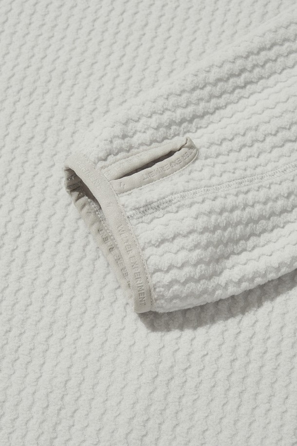 CALORA 플리스 후드 풀오버_화이트는 캐주얼 및 스포티한 스타일을 연출하며, 고프코어룩에도 잘 어울립니다. 부드러운 플리스 안감과 두꺼운 두께로 가을, 겨울철 보온과 방한에 탁월하며, 흡습 기능까지 갖춰 쾌적함을 유지합니다. 웨이브 플리스 자카드 패턴과 레귤러핏 디자인이 특징이며, 전체 얼굴을 덮는 후드와 소매 손가락 홀, 사이드 지퍼 디테일이 개성 있습니다. 앞뒤 로고 자수와 반사 지퍼 풀러, YKK 지퍼 사용으로 기능성과 디자인을 모두 만족시키는 아이템입니다. 데일리룩, 캠핑룩, 등산룩 등 다양한 TPO에 활용하기 좋습니다.
