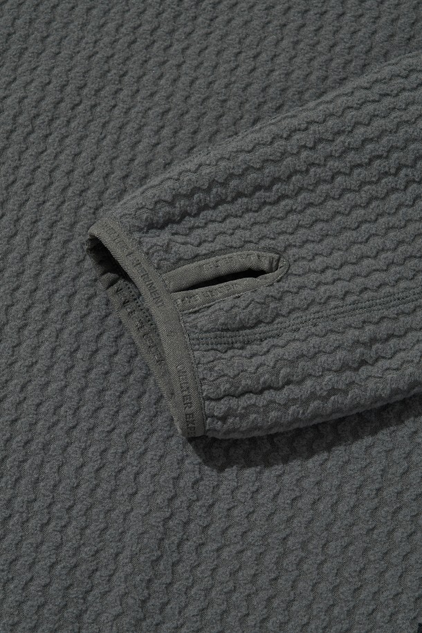 CALORA 플리스 후드 풀오버_차콜은 일상과 아웃도어 활동에 적합한 남녀 공용 후드 풀오버입니다. 봄, 가을, 겨울 계절에 착용하기 좋으며, 캐주얼 및 스포티한 스타일을 연출할 수 있습니다. 부드러운 촉감의 플리스 안감과 중간 두께감으로 보온성과 통기성을 동시에 갖췄습니다. 3D 자카드 구조, 양면 브러쉬드 플리스, 사이드 지퍼 디테일, 손가락 홀 커프스, 겨드랑이 무셋 디테일, 반사 지퍼 풀러, YKK 지퍼, 앞면 후드 자수 등의 특징을 가지고 있습니다. 등산룩, 캠핑룩, 겨울 데일리룩, 고프코어 스타일을 즐기는 분들께 추천합니다.
