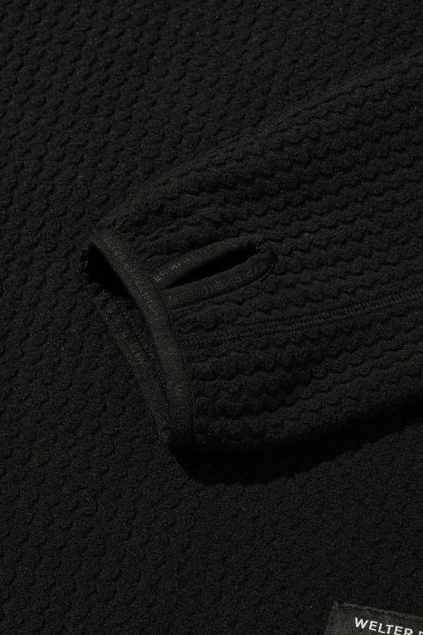 CALORA 플리스 후드 풀오버 블랙은 일상과 아웃도어 활동에 적합한 공용 후드티셔츠입니다. 봄, 가을, 겨울, 세 계절 모두 착용 가능하며, 스포티, 캐주얼, 고프코어 스타일을 연출할 수 있습니다. 3D 자카드 구조, 손가락 홀 디테일, YKK 지퍼, 리플렉티브 지퍼 풀러 등의 특징과 플리스 안감으로 보온성과 방풍 기능을 제공합니다. 레귤러핏, 긴소매, 후드 네크라인, 두꺼운 두께감과 부드러운 촉감으로 편안하게 착용 가능하며, 등산룩, 캠핑룩, 겨울 데일리룩으로 활용하기 좋습니다.
