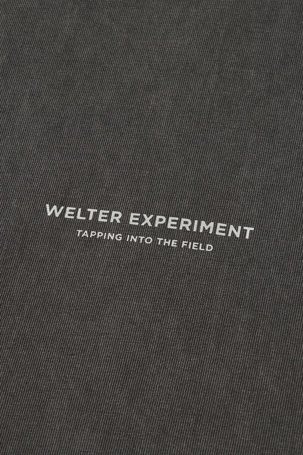 차콜 컬러의 OVERDYED TRAIL STITCH 롱 슬리브 티셔츠입니다. 부드러운 면 소재로 제작되었으며, 피그먼트 염색과 바이오워싱 처리로 빈티지하면서도 세련된 스타일을 연출합니다. 앞뒤 로고 프린트와 3-니들 5-스레드 커버스티치 디테일이 특징이며, 255gsm의 중량감으로 겨울 데일리룩에 적합합니다. 긴 소매 기장과 레귤러 핏으로 캐주얼, 클래식, 미니멀 룩을 즐길 수 있습니다. 내구성이 뛰어난 컬러감으로 오랫동안 착용할 수 있습니다.
