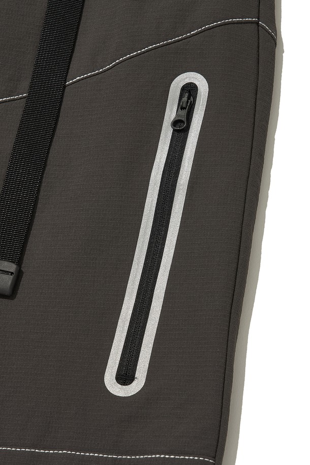 VENT HIKE+ PANTS_CHARCOAL (벤트 하이크 플러스 팬츠_차콜)는 하이킹, 등산, 일상에서 폭넓게 활용 가능한 공용 등산 바지입니다. 차콜 블랙 컬러의 무지 디자인으로, 스포티한 스타일을 연출하며, 간절기 및 겨울철에 적합합니다. 나일론과 폴리우레탄 혼방의 두꺼운 소재에 기모 안감을 더해 부드러운 촉감을 제공하며, 레귤러핏으로 편안한 착용감을 선사합니다. 방수, 통기, 보온 기능을 갖췄으며, 벤틸레이션 트임, 드로우스트링, 재귀반사 디테일 (프린트, 스티치, 지퍼)을 더해 기능성과 안전성을 높였습니다. 겨울 데일리룩, 캠핑룩 등 다양한 TPO (Time, Place, Occasion)에 맞춰 스포티, 고프코어, 캐주얼 스타일을 완성할 수 있습니다.
