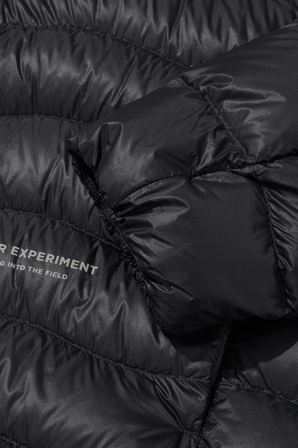 THERMOTRAIL LIGHTWEIGHT PERTEX DOWN 재킷_블랙은 남녀 모두 착용 가능한 아웃도어 및 일상용 다운 재킷입니다. 겨울과 간절기에 적합하며, 스포티하고 캐주얼한 스타일을 연출합니다. 무지 디자인에 레귤러핏, 투웨이 지퍼, 긴소매가 특징이며, 두꺼운 두께감으로 보온성을 높였습니다. 방수, 방풍, 보온, 경량 기능과 부드러운 촉감을 제공하며, 후드, 패커블 기능, 리플렉티브 프린트 및 지퍼 풀러 로고, 패커블 파우치를 포함합니다. 여행룩과 등산룩에 적합하며, 미니멀한 스타일 연출에도 좋습니다.
