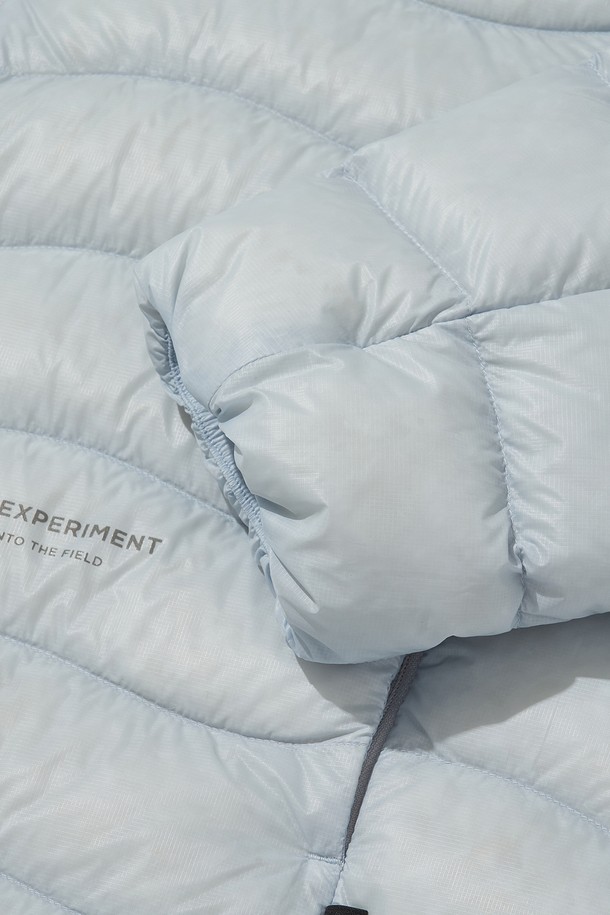 THERMOTRAIL LIGHTWEIGHT PERTEX DOWN 재킷_스카이 블루는 아웃도어 및 일상 활동에 적합한 남녀 공용 다운 재킷입니다. 스카이 블루, 블랙, 라이트 그레이 세 가지 색상으로 출시되었으며, 2-way 지퍼 여밈 방식과 레귤러핏으로 편안한 착용감을 제공합니다. 방수, 방풍 기능을 갖춘 경량 제품으로, 700FP 덕다운 충전재와 3M 리플렉티브 디테일이 특징입니다. 후드 스트링, 지퍼 포켓, 수납용 파우치를 포함하여 실용성을 높였으며, 여행룩과 스포티, 캐주얼, 미니멀 스타일을 모두 소화할 수 있습니다. 환절기 및 겨울철에 적합한 두꺼운 두께감의 긴소매 재킷입니다.
