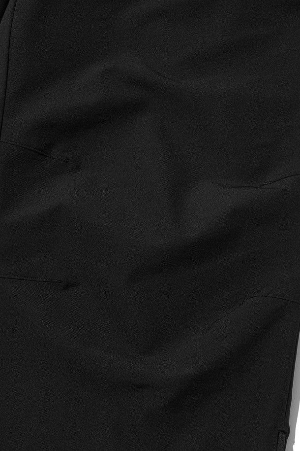 KINETIC HIKE+ PANTS_BLACK (키네틱 하이크 플러스 팬츠_블랙)는 하이킹과 등산에 적합한 남녀 공용 등산 바지입니다. 봄, 가을, 겨울 계절에 착용 가능하며, 스포티한 스타일을 연출합니다. 블랙 및 그레이 색상으로 출시되었으며, 나일론과 폴리우레탄 혼방 소재로 제작되어 부드러운 촉감을 선사합니다. 레귤러 핏의 긴 기장 바지로, 안감은 플리스, 허리 밴딩 및 사이즈 조절 기능이 있습니다. 양쪽 지퍼 포켓, 밑단 통풍구, 무릎 다트 디테일, YKK 지퍼, 3M 반사 스트링, 반사 프린트, 로고 반사 프린트 등의 디테일이 돋보입니다.
