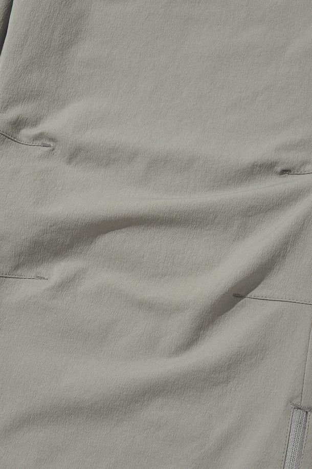 KINETIC HIKE+ PANTS (키네틱 하이크 플러스 팬츠)는 하이킹과 등산에 적합한 남녀 공용 등산 바지입니다. 라이트 그레이와 라이트 블랙 두 가지 색상으로 출시되었으며, 봄, 가을, 겨울 계절에 착용하기 좋습니다. 나일론과 폴리우레탄 혼방 소재로 제작되어 부드러운 촉감과 신축성을 제공하며, 방수 및 통기 기능으로 쾌적한 착용감을 선사합니다. 레귤러핏 디자인에 무릎 다트 컷, 양쪽 지퍼 포켓, 밑단 조절 기능, 3M 반사 드로우스트링, 반사 로고 프린트, 반사 지퍼 풀러 등 다양한 디테일이 돋보입니다. 플리스 안감 처리로 보온성을 높였으며, 스포티, 고프코어, 캐주얼 스타일의 등산룩, 캠핑룩, 가을 나들이룩에 활용하기 좋습니다.
