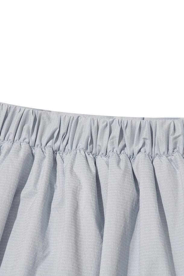 VENTHRA HIKE SKIRT_스카이 블루는 여성용 하이킹 스커트로, 스포티하고 캐주얼한 스타일을 연출합니다. 봄, 여름, 가을, 겨울 사계절 모두 착용 가능하며, 방풍, 방수, 경량, 발수 기능을 갖춰 아웃도어 활동에 적합합니다. 나일론과 폴리에스테르 혼방 소재로 제작되어 뻣뻣한 촉감을 주며, A라인 핏으로 편안함을 더합니다. YKK 지퍼, 리플렉티브 로고 및 지퍼 풀러, 버클과 버튼 잠금장치, 사이드 지퍼 포켓, 조절 가능한 허리 사이즈, 메쉬 안감 등 다양한 기능성 디테일이 돋보입니다. 등산, 백패킹, 일상, 여행 등 다양한 TPO에 활용할 수 있는 실용적인 아이템입니다.
