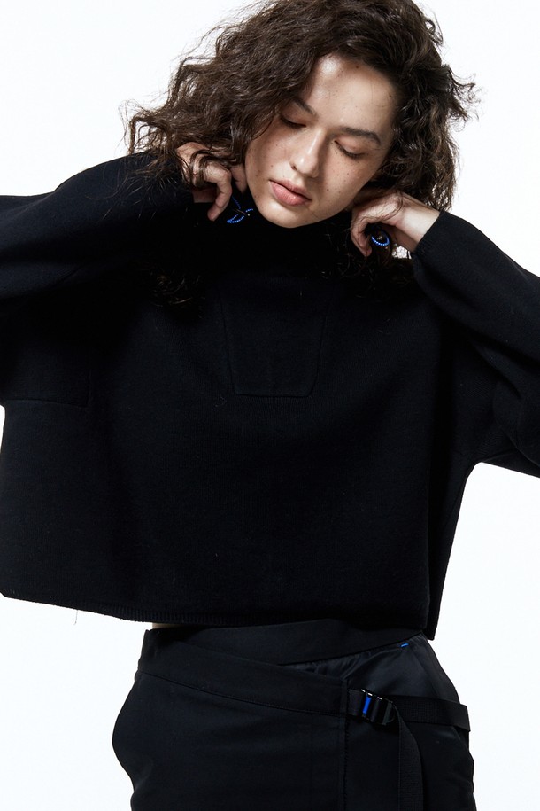 HAUS 072C - 스웨터 - CROP HIGH-NECK KNIT BLACK