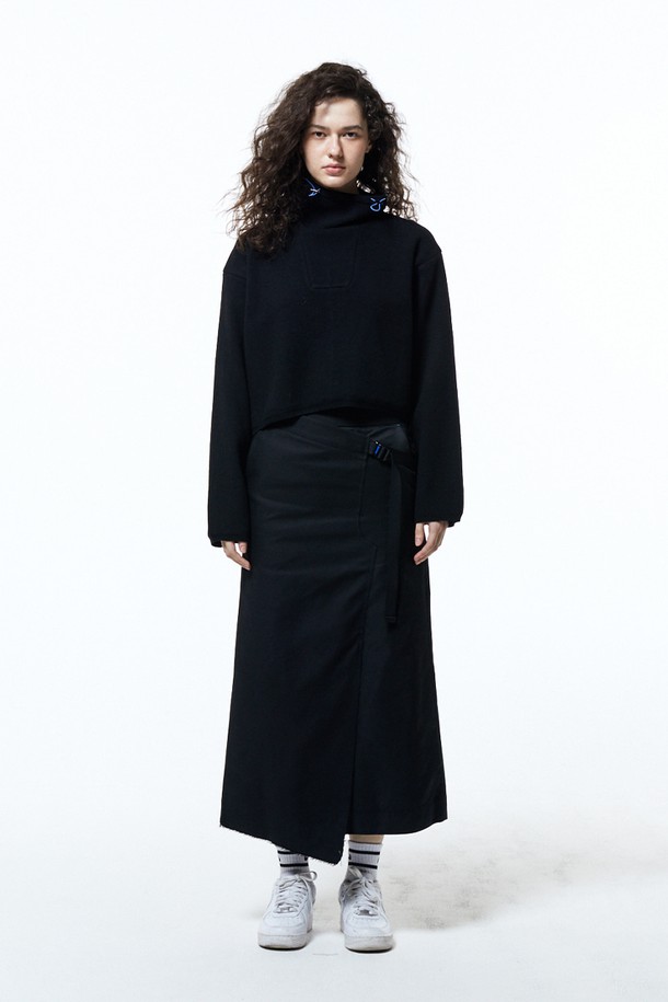 HAUS 072C - 스웨터 - CROP HIGH-NECK KNIT BLACK