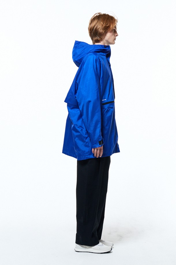 PANCHO.st (판쵸닷 st) 젠더리스 재킷 패딩 블루는 겨울철 일상 및 캐주얼룩에 적합한 남녀공용 패딩 재킷입니다. 오버핏으로 제작되어 편안한 착용감을 제공하며, 스포티하고 캐주얼한 스타일을 연출합니다. 무지 디자인에 블루 컬러가 돋보이며, 후드 스트링, 메시 안감, 벨크로 소매, 백 스트랩 디테일 등 다양한 특징을 갖추었습니다. 두꺼운 두께감과 나일론 소재로 제작되어 보온성을 높였으며, 사이즈 조절 및 통기 기능을 제공합니다. 여행룩으로도 활용하기 좋은 아이템입니다.
