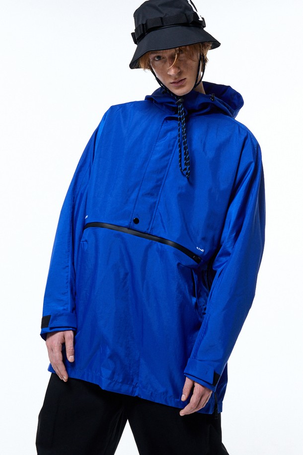 PANCHO.st (판쵸닷 st) 젠더리스 재킷 패딩 블루는 겨울철 일상 및 캐주얼룩에 적합한 남녀공용 패딩 재킷입니다. 오버핏으로 제작되어 편안한 착용감을 제공하며, 스포티하고 캐주얼한 스타일을 연출합니다. 무지 디자인에 블루 컬러가 돋보이며, 후드 스트링, 메시 안감, 벨크로 소매, 백 스트랩 디테일 등 다양한 특징을 갖추었습니다. 두꺼운 두께감과 나일론 소재로 제작되어 보온성을 높였으며, 사이즈 조절 및 통기 기능을 제공합니다. 여행룩으로도 활용하기 좋은 아이템입니다.
