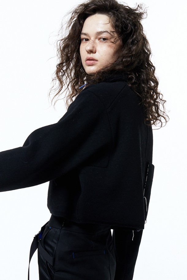 HAUS 072C - 스웨터 - CROP HIGH-NECK KNIT BLACK