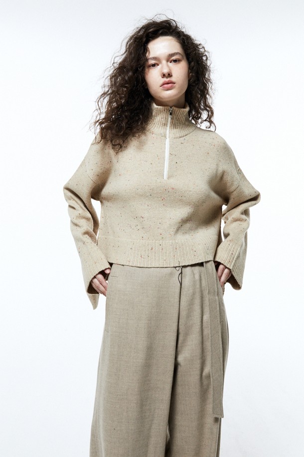 HAUS 072C - 스웨터 - HALF ZIP-UP CROP KNIT LIGHT BEIGE