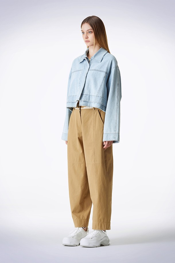 호크니 데님 재킷 블루는 남녀 모두 착용 가능한 캐주얼 스타일의 데님 재킷입니다. 봄, 가을에 어울리는 중간 두께의 크롭 기장 오버핏으로, 무지 디자인에 버튼 여밈 방식을 갖췄습니다. 데이트룩, 쇼핑룩에 적합하며, 미니멀, 시티보이 스타일을 연출하기 좋습니다. 와이드 슬리브 커프스와 로우 컷 헴, 더블 레이어드 헴 디테일이 특징입니다.
