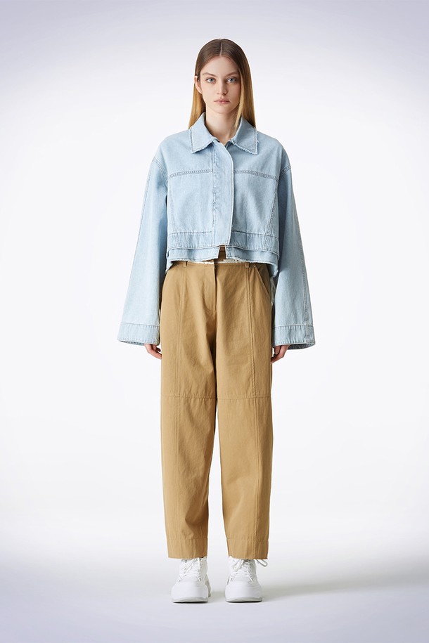 호크니 데님 재킷 블루는 남녀 모두 착용 가능한 캐주얼 스타일의 데님 재킷입니다. 봄, 가을에 어울리는 중간 두께의 크롭 기장 오버핏으로, 무지 디자인에 버튼 여밈 방식을 갖췄습니다. 데이트룩, 쇼핑룩에 적합하며, 미니멀, 시티보이 스타일을 연출하기 좋습니다. 와이드 슬리브 커프스와 로우 컷 헴, 더블 레이어드 헴 디테일이 특징입니다.
