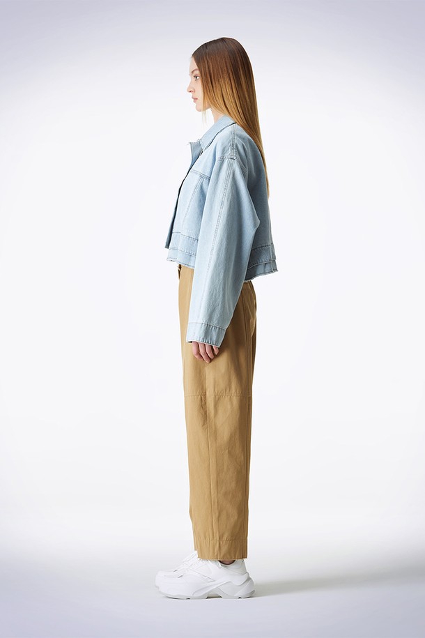 호크니 데님 재킷 블루는 남녀 모두 착용 가능한 캐주얼 스타일의 데님 재킷입니다. 봄, 가을에 어울리는 중간 두께의 크롭 기장 오버핏으로, 무지 디자인에 버튼 여밈 방식을 갖췄습니다. 데이트룩, 쇼핑룩에 적합하며, 미니멀, 시티보이 스타일을 연출하기 좋습니다. 와이드 슬리브 커프스와 로우 컷 헴, 더블 레이어드 헴 디테일이 특징입니다.
