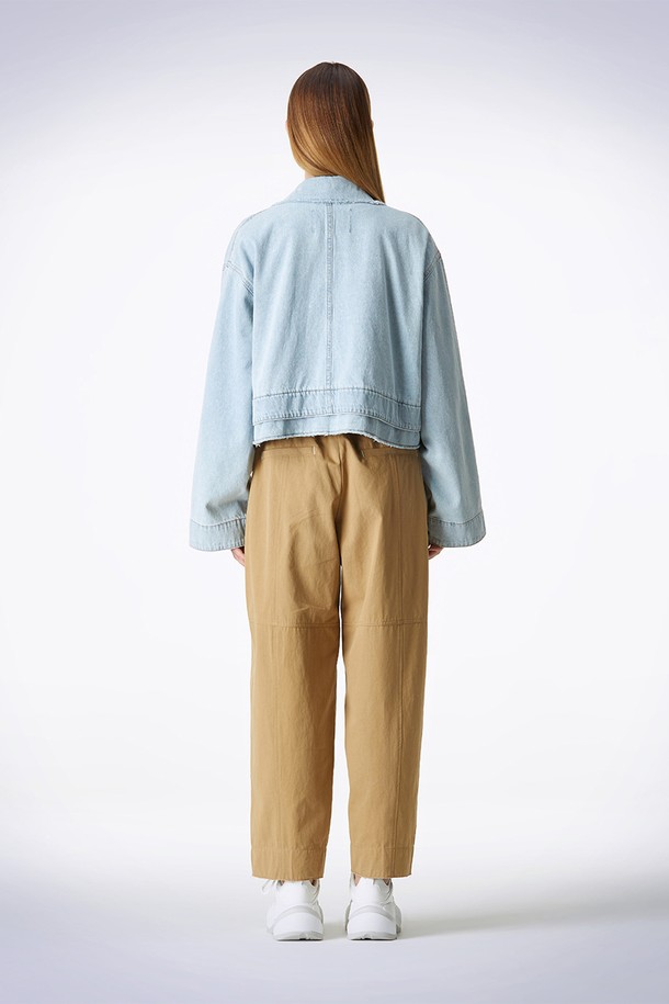 호크니 데님 재킷 블루는 남녀 모두 착용 가능한 캐주얼 스타일의 데님 재킷입니다. 봄, 가을에 어울리는 중간 두께의 크롭 기장 오버핏으로, 무지 디자인에 버튼 여밈 방식을 갖췄습니다. 데이트룩, 쇼핑룩에 적합하며, 미니멀, 시티보이 스타일을 연출하기 좋습니다. 와이드 슬리브 커프스와 로우 컷 헴, 더블 레이어드 헴 디테일이 특징입니다.
