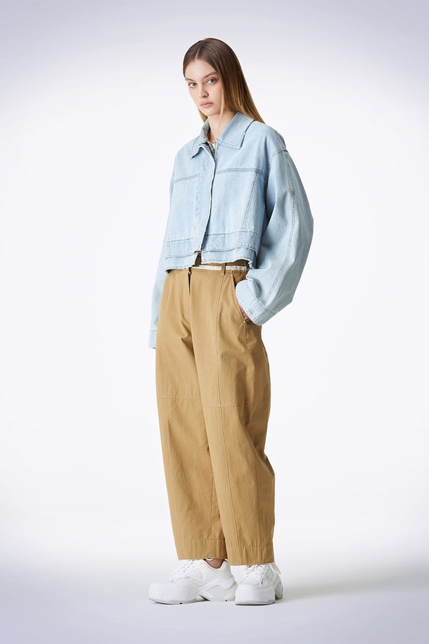 호크니 데님 재킷 블루는 남녀 모두 착용 가능한 캐주얼 스타일의 데님 재킷입니다. 봄, 가을에 어울리는 중간 두께의 크롭 기장 오버핏으로, 무지 디자인에 버튼 여밈 방식을 갖췄습니다. 데이트룩, 쇼핑룩에 적합하며, 미니멀, 시티보이 스타일을 연출하기 좋습니다. 와이드 슬리브 커프스와 로우 컷 헴, 더블 레이어드 헴 디테일이 특징입니다.
