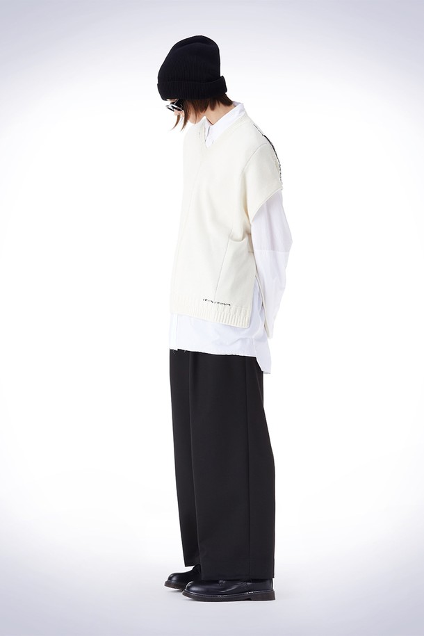 HAUS 072C - 스웨터 - DAMAGE V-NECK VEST KNIT IVORY