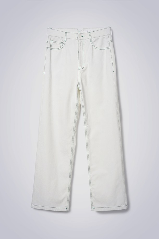 STITCH POINT JEANS IVORY (스티치 포인트 청바지 아이보리)는 남녀 모두 착용 가능한 캐주얼 데님 팬츠입니다. 아이보리/화이트 컬러의 무지 디자인으로, 봄, 여름, 가을 계절에 적합합니다. 스트레이트핏 긴바지로, OB 로고 자수와 회색 스티치, 신치백 디테일이 특징입니다. 데이트룩, 쇼핑룩 등 다양한 TPO에 미니멀, 클래식 스타일로 연출하기 좋습니다. 면과 데님 소재로 제작되어 편안한 착용감을 선사합니다.
