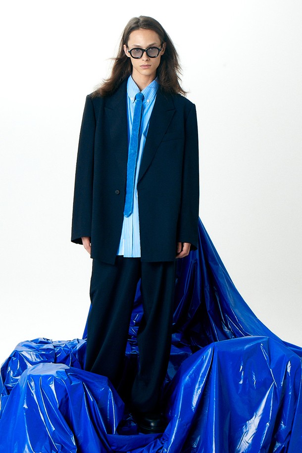 유니섹스 울 재킷 다크 네이비는 남녀 모두 착용 가능한 클래식하고 모던한 스타일의 자켓입니다. 가을, 겨울 시즌에 어울리는 두꺼운 두께감과 긴 소매 기장으로 따뜻하게 착용할 수 있습니다. 테일러드 코트 타입의 싱글 버튼 여밈 방식에 오버핏으로 제작되어 편안한 착용감을 선사합니다. 카라 디테일과 밑단 데끼 디테일, 안감의 스트라이프 패턴이 돋보입니다. 출근룩, 비즈니스 캐주얼, 모임룩 등 다양한 TPO에 활용하기 좋은 아이템입니다.
