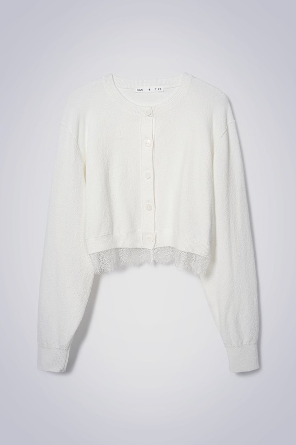 LILY BOUCLE LACE CARDIGAN (릴리 부클 레이스 가디건) 아이보리는 우아하고 로맨틱한 무드를 연출하는 여성용 상의입니다. 얇은 두께감의 면, 나일론 혼방 소재로 제작되어 봄, 가을에 적합하며, 부드러운 촉감을 선사합니다. 라운드넥 디자인에 릴랙스 핏으로 편안하게 착용 가능하며, 크롭 기장으로 다리가 길어 보이는 효과를 줍니다. 섬세한 레이스 패턴과 밑단 레이스 디테일, 볼륨감 있는 리프 디테일이 특징이며, 진주 버튼으로 포인트를 더했습니다. 데이트룩, 카페룩, 모임룩 등 다양한 TPO에 클래식하고 미니멀한 스타일을 더해 보세요.
