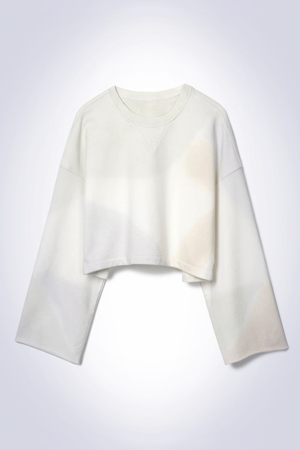 오로라 크롭 티셔츠 라이트 카키는 여성스러운 무드를 연출하는 베이직 스타일의 티셔츠입니다. 봄, 여름 시즌에 어울리는 긴 소매 크롭 기장으로, 오버핏 디자인과 넓은 소매통으로 편안한 착용감을 선사합니다. 부드러운 면 소재에 은은한 라이트 카키 컬러가 돋보이며, 뒷면 밑단에는 그라데이션 자수 포인트가 더해져 특별함을 더했습니다. 동네 마실룩, 카페룩 등 편안한 일상에 캐주얼, 미니멀, 클래식 스타일로 다양하게 활용하기 좋습니다. 라운드넥 디자인으로 어떤 스타일에도 쉽게 매치할 수 있습니다.
