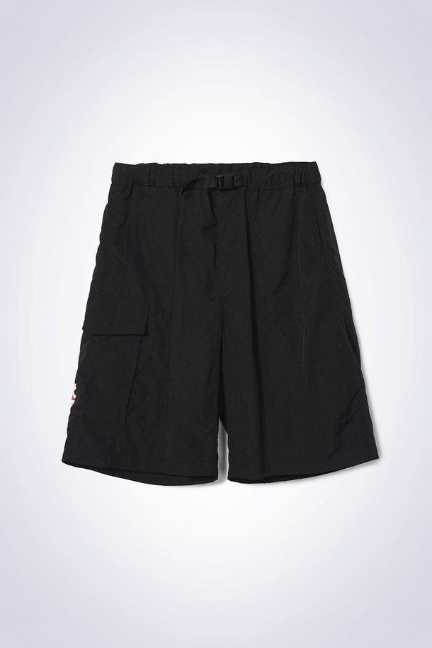 톰 하프 쇼츠 팬츠 블랙(TOM HALF SHORTS PANTS BLACK)는 편안한 착용감의 루즈핏 하프 팬츠입니다. 나일론 소재로 제작되어 여름 시즌에 시원하게 입을 수 있으며, 밴딩 처리로 편안함을 더했습니다. 'Don't trop' 프린트와 다양한 포켓 디테일이 돋보이며, 스포티, 캐주얼, 스트리트 스타일을 연출하기 좋습니다. 동네 마실룩, 여행룩, 휴가룩 등 다양한 TPO에 활용 가능한 실용적인 아이템입니다. 셋업으로도 착용 가능합니다.
